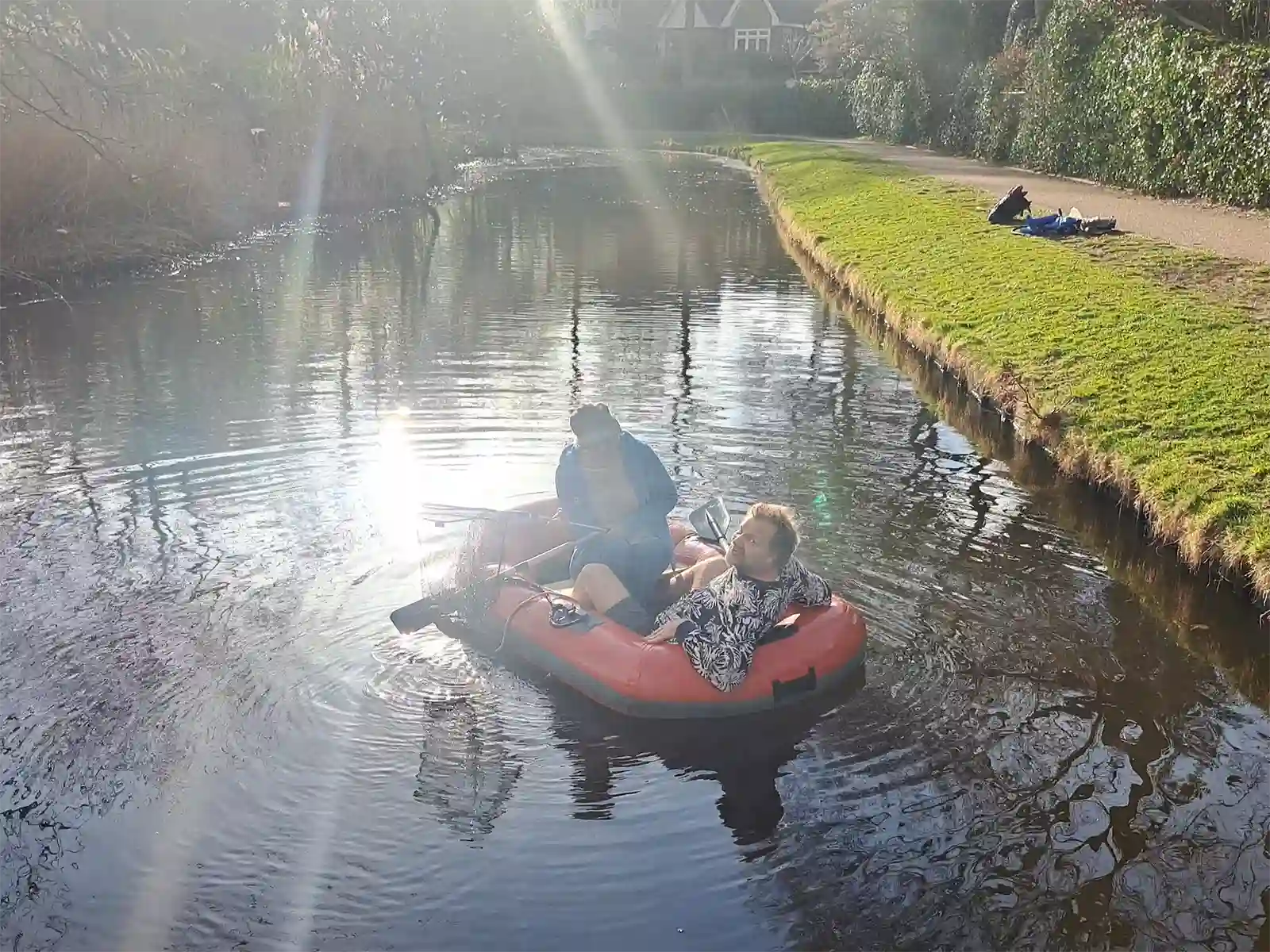 Petra an Feye in hun rode bootje beginnen vast aan de Water Cleanup 2025 te Bussum