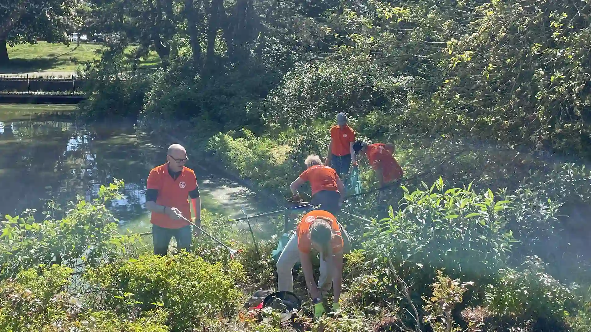 Leden van de Rotary Bussum doen mee met de Water Cleanup en ruimen op en langs het water op.