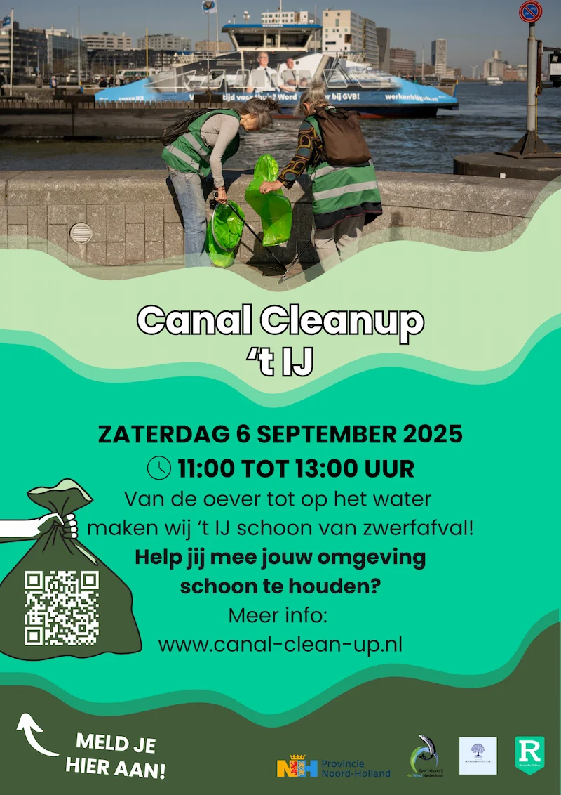 Poster met QR code en vrijwilligers aan het werk op 't IJ schoon te maken.